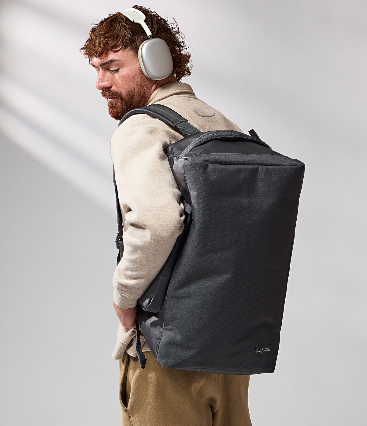 convertible-duffel-toiletry-bag-smokey-grit-set-z0 JS0A8E8EDMX-MODEL.png