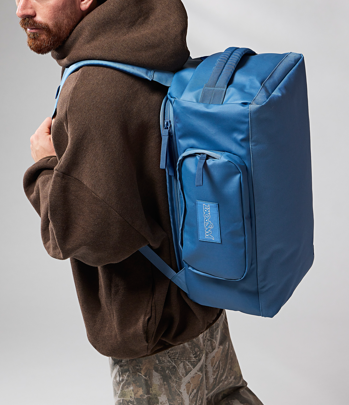 convertible-duffel-toiletry-bag-elemental-blue-set-j8 JS0A8E8EEW5-MODEL.png